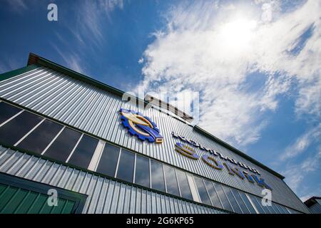 Almaty Region, Kasachstan-Juni 06,2012: Hauptgebäude der Sonik Fabrik. INDUSTRIEGEBIET DAMU. Blauer Himmel, Wolken. Stockfoto