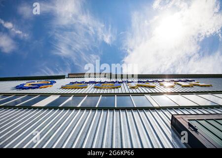 Almaty Region, Kasachstan-Juni 06,2012: Hauptgebäude der Sonik Fabrik. INDUSTRIEGEBIET DAMU. Blauer Himmel, Wolken. Stockfoto