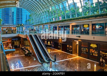 Singapur – 25. Februar 2020. Innenansicht des Eingangsbereichs im Einkaufszentrum Shoppes und im Zentrum von Marina Bay Sands. Luxusgeschäfte, Marken, Boutiquen, berühmte Restaurants Stockfoto