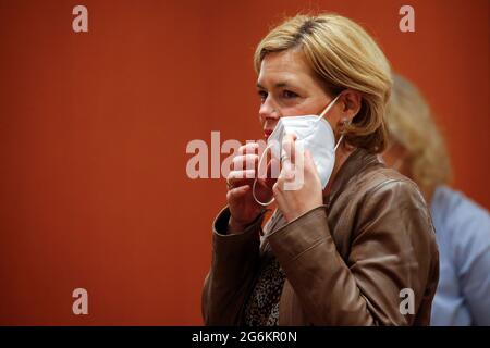 Berlin, Deutschland. Juli 2021. Bundeslandwirtschaftsministerin Julia Klöckner (CDU), nimmt an der wöchentlichen Kabinettssitzung im Bundeskanzleramt Teil. Kredit: Michele Tantussi/Reuters/Pool/dpa/Alamy Live Nachrichten Stockfoto