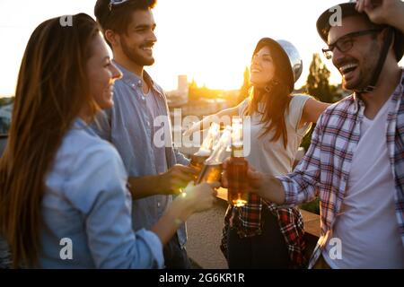 Gruppe von jungen Freunden genießen im Sommer Party Stockfoto