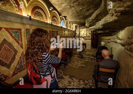 Höhle des heiligen Ignatius in Manresa. Innenraum der Höhle (La Coveta), in der Ignatius von Loyola seine Exerzitien schrieb (Manresa, Barcelona, Spanien) Stockfoto