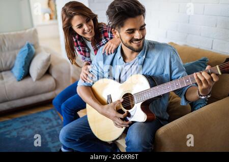 Hipster-Paar, das Spaß mit Musik zusammen spielt. Stockfoto