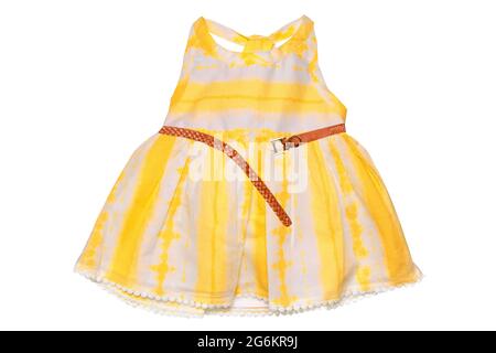 Sommerkleid isoliert. Nahaufnahme eines schönen gelb-weißen ärmellosen Baby-Kleid mit einem braunen Ledergürtel isoliert auf einem weißen Hintergrund. Kind Stockfoto