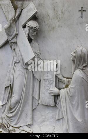 Stationen des Kreuzes - Veronica wischt das Gesicht Jesu - St. Michael's Catholic Church, Rosemary Lane, Conwy, Wales Stockfoto