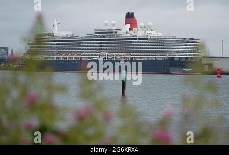 Das Cunard-Kreuzschiff MS Queen Elizabeth am Liegeplatz am Queen Elizabeth II-Kreuzfahrtterminal in Southampton. Der Kreuzfahrtdampfer fuhr in den Hafen, nachdem eine Reihe von Besatzungsmitgliedern positiv auf Covid-19 getestet hatte. Bilddatum: Mittwoch, 7. Juli 2021. Stockfoto