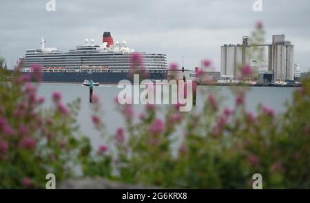 Das Cunard-Kreuzschiff MS Queen Elizabeth am Liegeplatz am Queen Elizabeth II-Kreuzfahrtterminal in Southampton. Der Kreuzfahrtdampfer fuhr in den Hafen, nachdem eine Reihe von Besatzungsmitgliedern positiv auf Covid-19 getestet hatte. Bilddatum: Mittwoch, 7. Juli 2021. Stockfoto