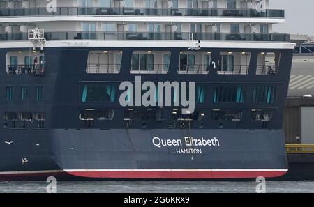 Das Cunard-Kreuzschiff MS Queen Elizabeth am Liegeplatz am Queen Elizabeth II-Kreuzfahrtterminal in Southampton. Der Kreuzfahrtdampfer fuhr in den Hafen, nachdem eine Reihe von Besatzungsmitgliedern positiv auf Covid-19 getestet hatte. Bilddatum: Mittwoch, 7. Juli 2021. Stockfoto