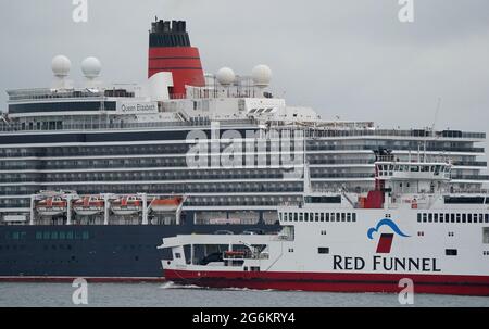 Das Cunard-Kreuzschiff MS Queen Elizabeth am Liegeplatz am Queen Elizabeth II-Kreuzfahrtterminal in Southampton. Der Kreuzfahrtdampfer fuhr in den Hafen, nachdem eine Reihe von Besatzungsmitgliedern positiv auf Covid-19 getestet hatte. Bilddatum: Mittwoch, 7. Juli 2021. Stockfoto