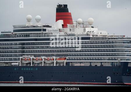 Das Cunard-Kreuzschiff MS Queen Elizabeth am Liegeplatz am Queen Elizabeth II-Kreuzfahrtterminal in Southampton. Der Kreuzfahrtdampfer fuhr in den Hafen, nachdem eine Reihe von Besatzungsmitgliedern positiv auf Covid-19 getestet hatte. Bilddatum: Mittwoch, 7. Juli 2021. Stockfoto