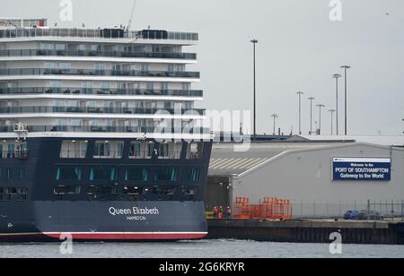 Das Cunard-Kreuzschiff MS Queen Elizabeth am Liegeplatz am Queen Elizabeth II-Kreuzfahrtterminal in Southampton. Der Kreuzfahrtdampfer fuhr in den Hafen, nachdem eine Reihe von Besatzungsmitgliedern positiv auf Covid-19 getestet hatte. Bilddatum: Mittwoch, 7. Juli 2021. Stockfoto