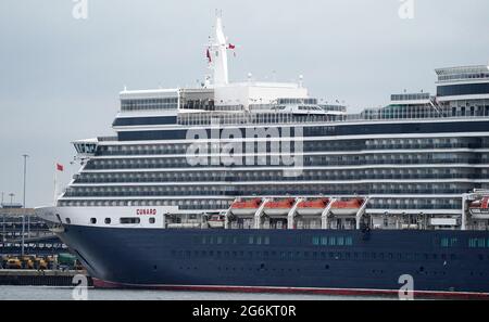 Das Cunard-Kreuzschiff MS Queen Elizabeth am Liegeplatz am Queen Elizabeth II-Kreuzfahrtterminal in Southampton. Der Kreuzfahrtdampfer fuhr in den Hafen, nachdem eine Reihe von Besatzungsmitgliedern positiv auf Covid-19 getestet hatte. Bilddatum: Mittwoch, 7. Juli 2021. Stockfoto