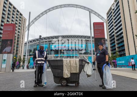 MITTWOCH, 07. JULI 2021. WEMBLEY PARK, LONDON. Das Reinigungspersonal, Kwame und Rudolph, bereiten sich auf den Olympischen Weg vor, bevor 60,000 Fans zum Wembley Park kommen, um England beim Halbfinalspiel der UEFA EURO 2020 im Wembley-Stadion beim Spiel Dänemark zu beobachten. Lage: Wembley Park, London. Foto-Kredit: Amanda Rose/Alamy Live Nachrichten Stockfoto