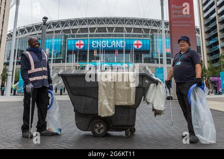 MITTWOCH, 07. JULI 2021. WEMBLEY PARK, LONDON. Das Reinigungspersonal, Kwame und Rudolph, bereiten sich auf den Olympischen Weg vor, bevor 60,000 Fans zum Wembley Park kommen, um England beim Halbfinalspiel der UEFA EURO 2020 im Wembley-Stadion beim Spiel Dänemark zu beobachten. Lage: Wembley Park, London. Foto-Kredit: Amanda Rose/Alamy Live Nachrichten Stockfoto