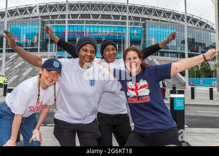 MITTWOCH, 07. JULI 2021. WEMBLEY PARK, LONDON. England-Fans, Daisy, Liddie, Carla und Martha, versammeln sich hell und früh auf dem Olympic Way - Stunden bevor 60,000 Fans zum Wembley Park hinabsteigen werden, um England beim UEFA EURO 2020-Halbfinalspiel im Wembley-Stadion bei Dänemark zu beobachten. Lage: Wembley Park, London. Foto-Kredit: Amanda Rose/Alamy Live Nachrichten Stockfoto