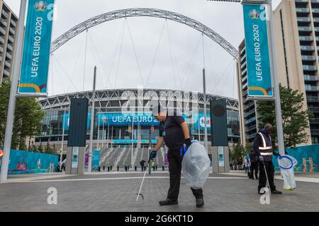 MITTWOCH, 07. JULI 2021. WEMBLEY PARK, LONDON. Das Reinigungspersonal bereitet die Olympischen Stunden vor, bevor 60,000 Fans zum Wembley Park fahren, um England beim UEFA EURO 2020-Halbfinalspiel im Wembley-Stadion beim Spiel Dänemark zu beobachten. Lage: Wembley Park, London. Foto-Kredit: Amanda Rose/Alamy Live Nachrichten Stockfoto