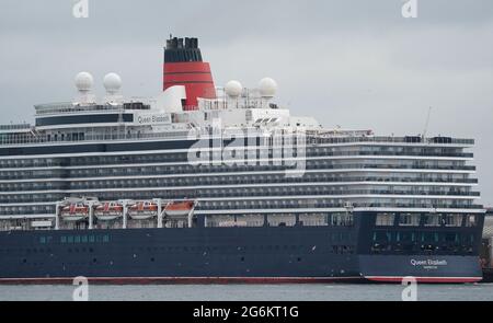 Das Cunard-Kreuzschiff MS Queen Elizabeth am Liegeplatz am Queen Elizabeth II-Kreuzfahrtterminal in Southampton. Der Kreuzfahrtdampfer fuhr in den Hafen, nachdem eine Reihe von Besatzungsmitgliedern positiv auf Covid-19 getestet hatte. Bilddatum: Mittwoch, 7. Juli 2021. Stockfoto