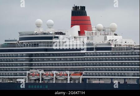 Das Cunard-Kreuzschiff MS Queen Elizabeth am Liegeplatz am Queen Elizabeth II-Kreuzfahrtterminal in Southampton. Der Kreuzfahrtdampfer fuhr in den Hafen, nachdem eine Reihe von Besatzungsmitgliedern positiv auf Covid-19 getestet hatte. Bilddatum: Mittwoch, 7. Juli 2021. Stockfoto