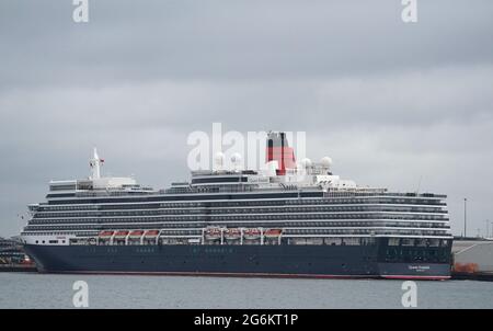 Das Cunard-Kreuzschiff MS Queen Elizabeth am Liegeplatz am Queen Elizabeth II-Kreuzfahrtterminal in Southampton. Der Kreuzfahrtdampfer fuhr in den Hafen, nachdem eine Reihe von Besatzungsmitgliedern positiv auf Covid-19 getestet hatte. Bilddatum: Mittwoch, 7. Juli 2021. Stockfoto