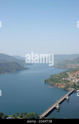 Porträtaufnahme mit Blick auf die Stadt Lavasa, Pune, Indien Stockfoto