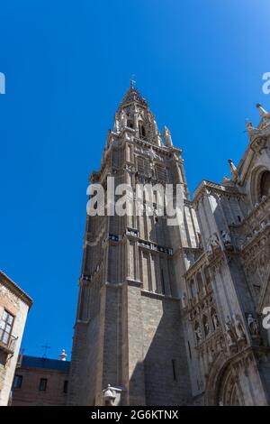 Toledo / Spanien - 05 12 2021: Detaillierte Turmansicht des gotischen Denkmalgebäudes Primatenkathedrale der Heiligen Maria von Toledo Stockfoto