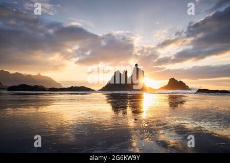 Schöner Blick auf den Strand von Benijo gegen den Himmel bei schönem Sonnenuntergang. Teneriffa, Kanarische Inseln, Spanien. Stockfoto