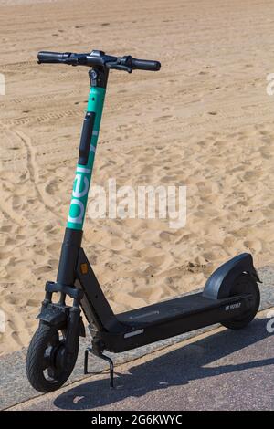 Beryl E-Scooter E-Scooter elektroroller, der im Juli am Bournemouth Strand in Bournemouth, Dorset, Großbritannien, geparkt ist Stockfoto