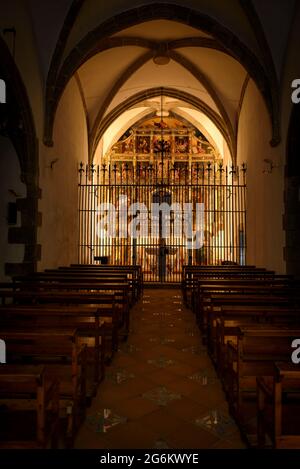 Innenraum der Kirche des Heiligtums von Corredor, mit dem beleuchteten Altarbild (Maresme, Barcelona, Katalonien, Spanien) Stockfoto