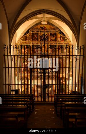 Innenraum der Kirche des Heiligtums von Corredor, mit dem beleuchteten Altarbild (Maresme, Barcelona, Katalonien, Spanien) Stockfoto