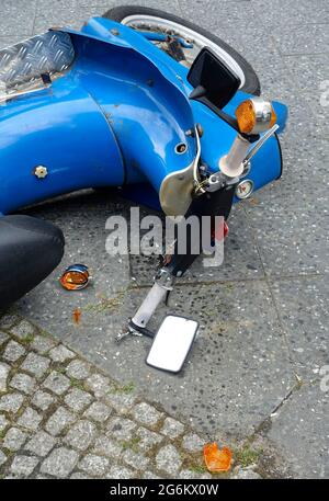 Unfall mit einem alten Moped Stockfoto