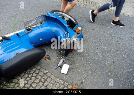 Unfall mit einem alten Moped Stockfoto