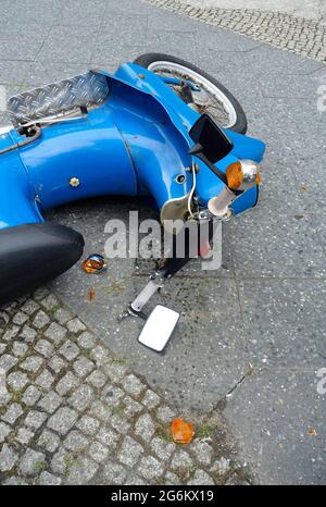 Unfall mit einem alten Moped Stockfoto