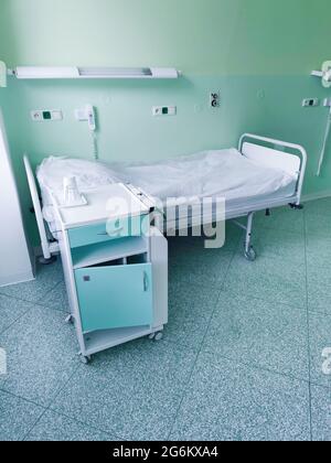 Leeres medizinisches Bett auf der Krankenstation. Alte medizinische Station mit Ausrüstung, Foto Stockfoto