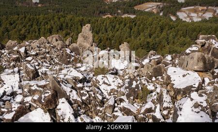 Große Felsblöcke im Saldes-Tal in der Nähe der Gipfel Tossal de Maçaners und Pedraforca (Alt Berguedà, Katalonien, Spanien, Pyrenäen) Stockfoto