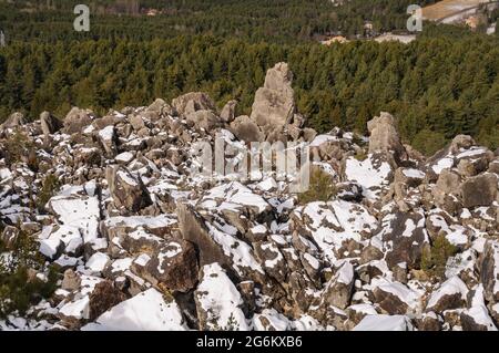 Große Felsblöcke im Saldes-Tal in der Nähe der Gipfel Tossal de Maçaners und Pedraforca (Alt Berguedà, Katalonien, Spanien, Pyrenäen) Stockfoto