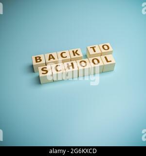 Holzspielzeugblöcke bilden die Worte „Back to School“. Die Schulen werden nach den Sommerferien wieder eröffnet. Stockfoto