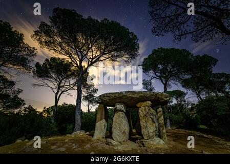 Pedra Gentil Dolmen bei Nacht, im Naturpark Montnegre Corredor (Vallès Oriental, Katalonien, Spanien) ESP: Dolmen de Pedra Gentil de noche, España Stockfoto