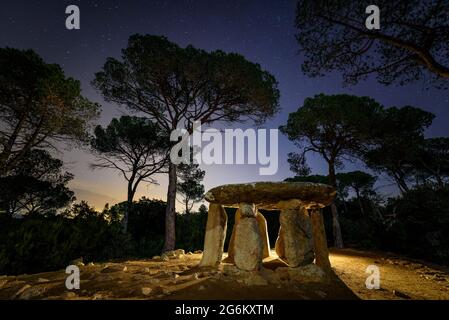 Pedra Gentil Dolmen bei Nacht, im Naturpark Montnegre Corredor (Vallès Oriental, Katalonien, Spanien) ESP: Dolmen de Pedra Gentil de noche, España Stockfoto