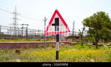 Echte Nahaufnahme der Verkehrsschilder biegen auf der Straße nach rechts ab. Verkehrszeichen und Symbole Konzept. Stockfoto