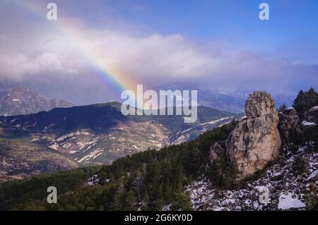 Regenbogen über dem Saldes-Tal (Berguedà, Katalonien, Spanien, Pyrenäen) ESP: Arco Iris sobre el valle de Saldes (Berguedà, Cataluña, España, Pirineos) Stockfoto