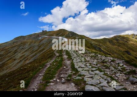 Tatra Nationalpark im Sommer. Westliche Tatra. Auf dem Trail. Blick auf Kasprowy Wierch. Stockfoto