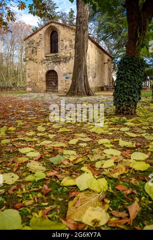 Einsiedelei Sant Martí de Pertegàs, im Garten des Gebäudes Rectoria Vella in Sant Celoni (Vallès Oriental, Barcelona, Katalonien, Spanien) Stockfoto