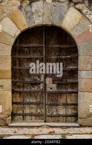 Einsiedelei Sant Martí de Pertegàs, im Garten des Gebäudes Rectoria Vella in Sant Celoni (Vallès Oriental, Barcelona, Katalonien, Spanien) Stockfoto