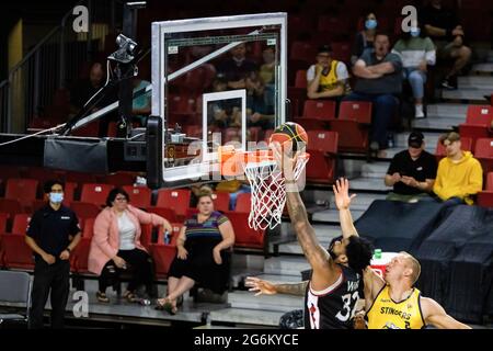 Edmonton, Kanada. Juli 2021. Nick ward (32) von den Ottawa Black Jacks in Aktion gesehen während der Canadian Elite Basketball League 2021 zwischen den Ottawa Black Jacks und den Edmonton Stingers im Edmonton Expo Center. (Endergebnis; Ottawa Black Jacks 87:104 Edmonton Stingers) (Foto: Ron Palmer/SOPA Images/Sipa USA) Quelle: SIPA USA/Alamy Live News Stockfoto