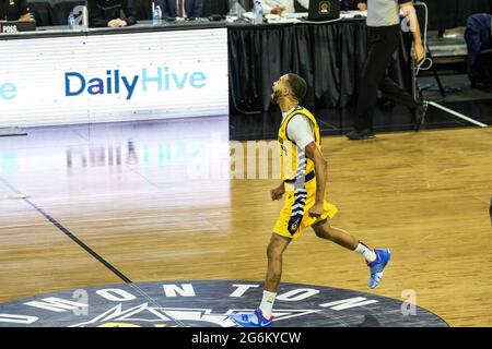 Edmonton, Kanada. Juli 2021. Xavier Moon (4) aus Edmonton Stingers feiert während der Canadian Elite Basketball League 2021 zwischen den Ottawa Black Jacks und den Edmonton Stingers im Edmonton Expo Center. (Endergebnis; Ottawa Black Jacks 87:104 Edmonton Stingers) (Foto: Ron Palmer/SOPA Images/Sipa USA) Quelle: SIPA USA/Alamy Live News Stockfoto