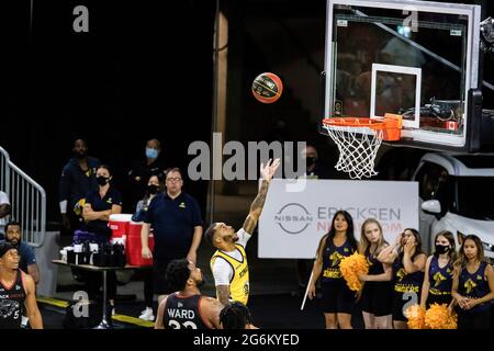 Edmonton, Kanada. Juli 2021. Xavier Moon (4) von Edmonton Stingers während der Canadian Elite Basketball League 2021 zwischen den Ottawa Black Jacks und den Edmonton Stingers im Edmonton Expo Center in Aktion gesehen. (Endergebnis; Ottawa Black Jacks 87:104 Edmonton Stingers) (Foto: Ron Palmer/SOPA Images/Sipa USA) Quelle: SIPA USA/Alamy Live News Stockfoto