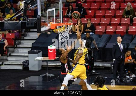 Edmonton, Kanada. Juli 2021. Mathieu Kamba (10) von Edmonton Stingers wurde während der Canadian Elite Basketball League 2021 zwischen den Ottawa Black Jacks und den Edmonton Stingers im Edmonton Expo Center in Aktion gesehen. (Endergebnis; Ottawa Black Jacks 87:104 Edmonton Stingers) (Foto: Ron Palmer/SOPA Images/Sipa USA) Quelle: SIPA USA/Alamy Live News Stockfoto