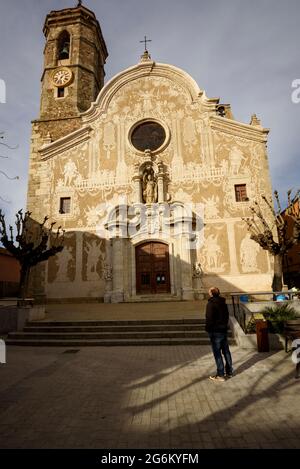 Sgraffito-Fassade der Kirche Sant Celoni (Vallès Oriental, Barcelona, Katalonien, Spanien) ESP: Fachada esgrafiada de la iglesia de Sant Celoni, España Stockfoto