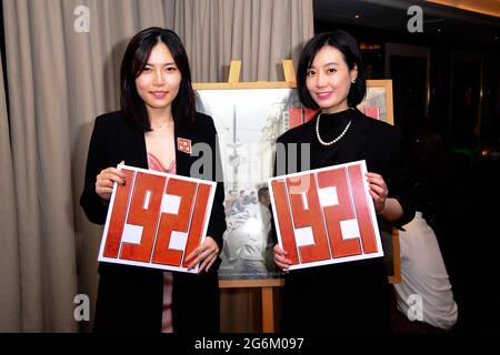 Mayfair Hotel, London, Großbritannien. 6. Juli 2021, britische Filmpremiere: Der chinesische Patriotische „1921“ feiert die Kommunistische Partei Chinas, Geburtstag „der chinesische Film „1921“ überblickt die Geschichte der Gründung der KPCh“ hat einen Eröffnungstag von 2 Millionen und übertrifft Hollywood-Veröffentlichungen wie „Cruella“, „A Quiet Place Part II“ und „Peter Rabbit“. Von Trinity Film im Mayfair Hotel, am 6. Juli 2021, London, Großbritannien. In der Premiere von 1921 hat Trinity Cine Asia mit der Global Blockchain Stock Exchange unterzeichnet, um die digitale Zukunft des Kinos zu sichern. Stockfoto