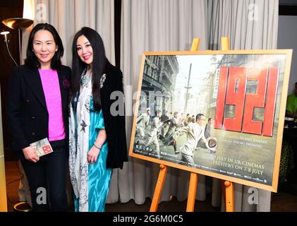 Mayfair Hotel, London, Großbritannien. 6. Juli 2021, britische Filmpremiere: Der chinesische Patriotische „1921“ feiert die Kommunistische Partei Chinas, Geburtstag „der chinesische Film „1921“ überblickt die Geschichte der Gründung der KPCh“ hat einen Eröffnungstag von 2 Millionen und übertrifft Hollywood-Veröffentlichungen wie „Cruella“, „A Quiet Place Part II“ und „Peter Rabbit“. Von Trinity Film im Mayfair Hotel, am 6. Juli 2021, London, Großbritannien. In der Premiere von 1921 hat Trinity Cine Asia mit der Global Blockchain Stock Exchange unterzeichnet, um die digitale Zukunft des Kinos zu sichern. Stockfoto